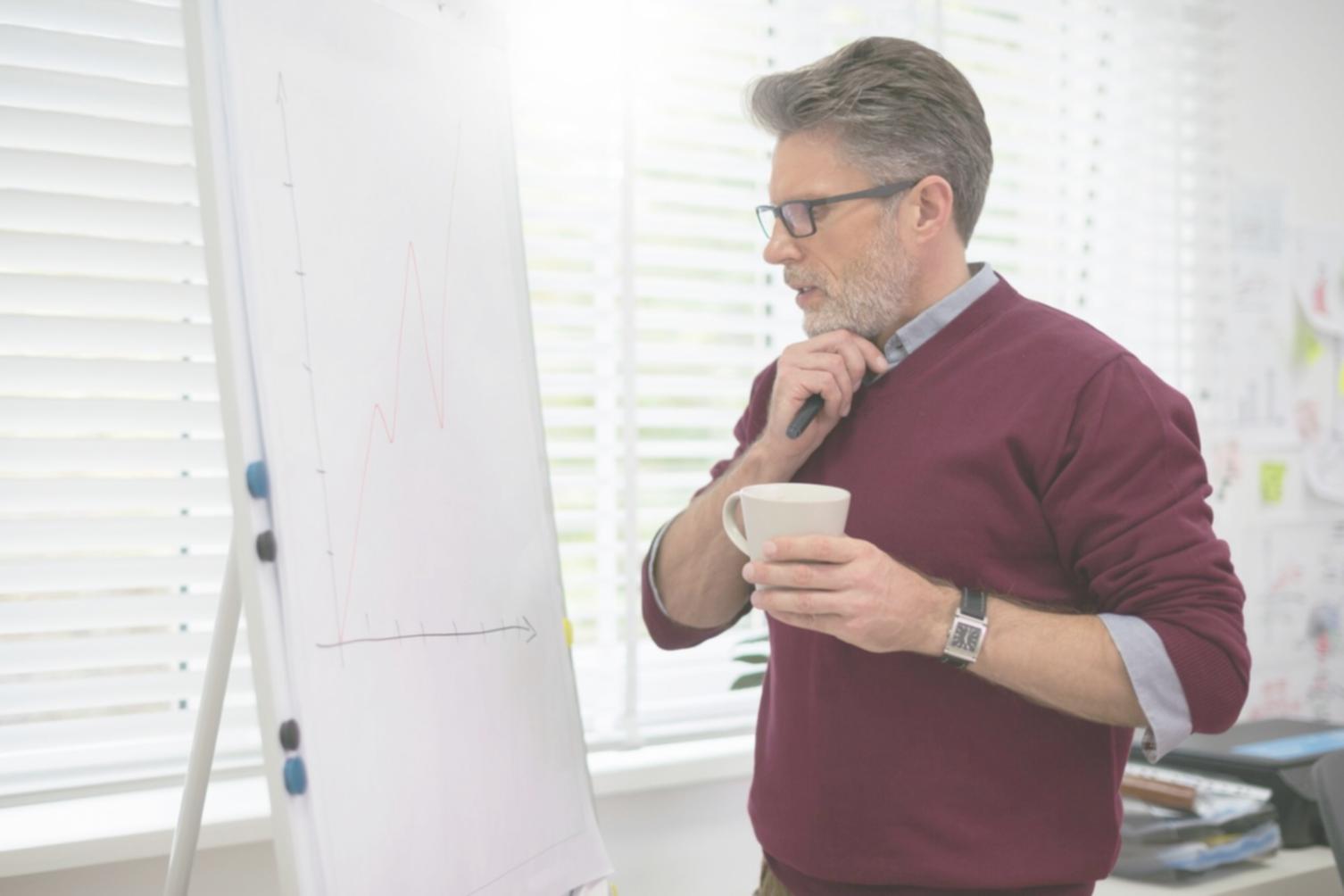 Finanzberatung marthosyniq Team bei der persönlichen Beratung über Budgetplanung